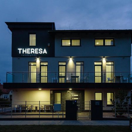 Theresa Vendeghaz Hotel Kiskunmajsa Bagian luar foto